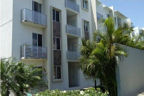 Edificio de departamentos con jardín administrado por Balam Realty