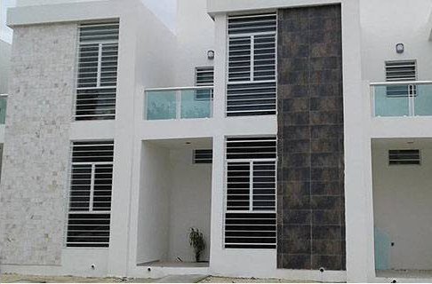 Fachada de casa en condominio administrada por Balam Realty