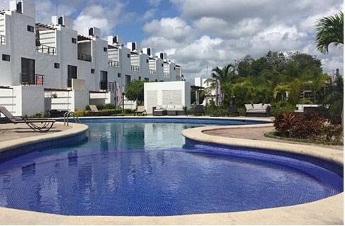 Alberca de un condominio administrado por Balam Realty en Playa del Carmen